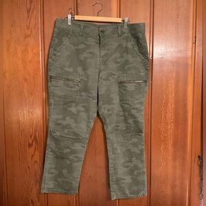 Supplies Pixelated Camo Stretch Cargo Capri Pants Green Size 16 #2337